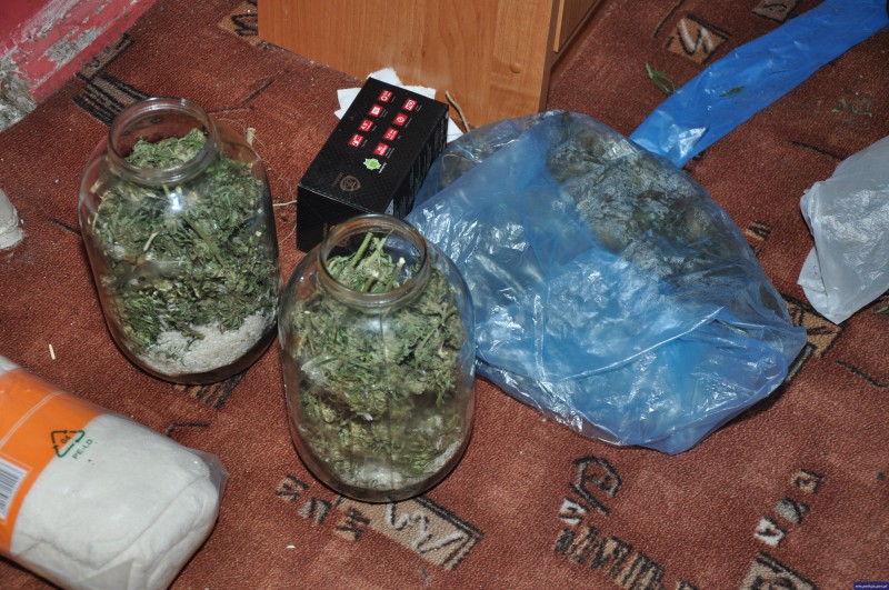 policja konopie marihuana w sloikach