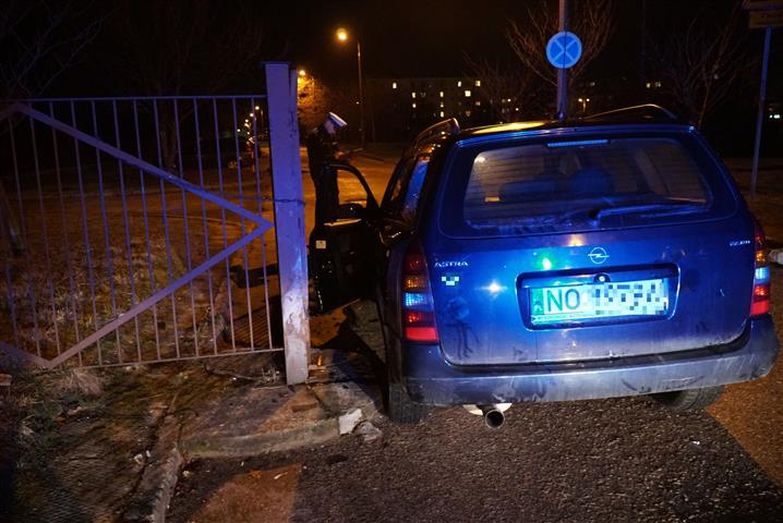 Pijany kierowca wjechał w bramę szkoły na Jarotach [FOTO] pijany kierowca Olsztyn, Wiadomości