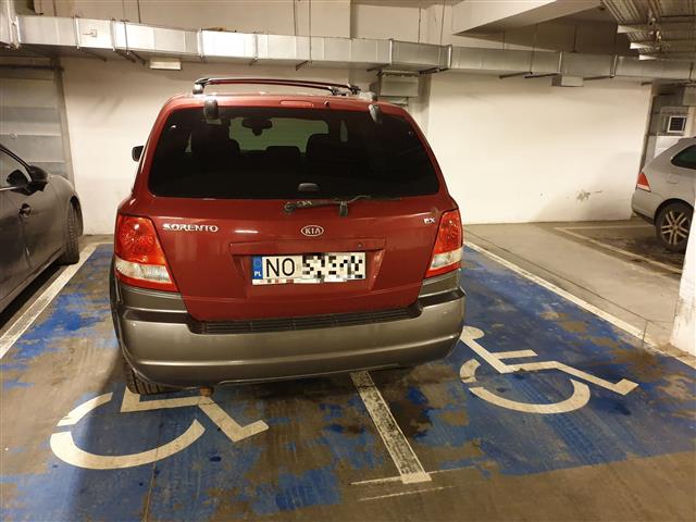 W Aquasferze zajął dwa miejsca parkingowe dla inwalidów [FOTO] Olsztyn, Wiadomości