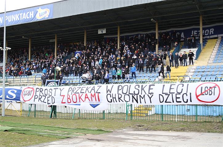 Kontrowersyjny transparent na meczu Stomilu w obronie dzieci Stomil Olsztyn Olsztyn, Wiadomości