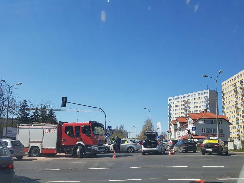 Wypadek na ulicy Dworcowej. Kobieta trafiła do szpitala [FOTO] wypadek Olsztyn, Wiadomości
