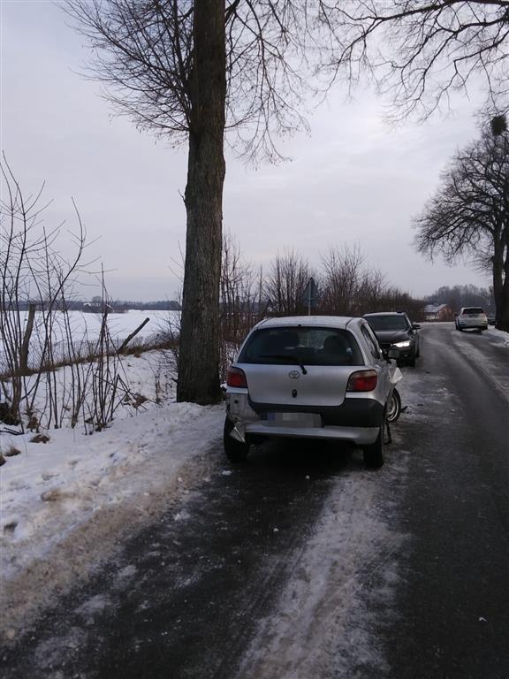 Jadąc do Olsztyna uderzył autem w drzewo. Przyczyną brak doświadczenia? drzewo Olsztyn, Wiadomości