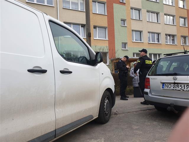 Znowu zostały zatrzymane na gorącym uczynku! Łapały za klamki na olsztyńskim blokowisku [FOTO] interwencja Wiadomości, Olsztyn