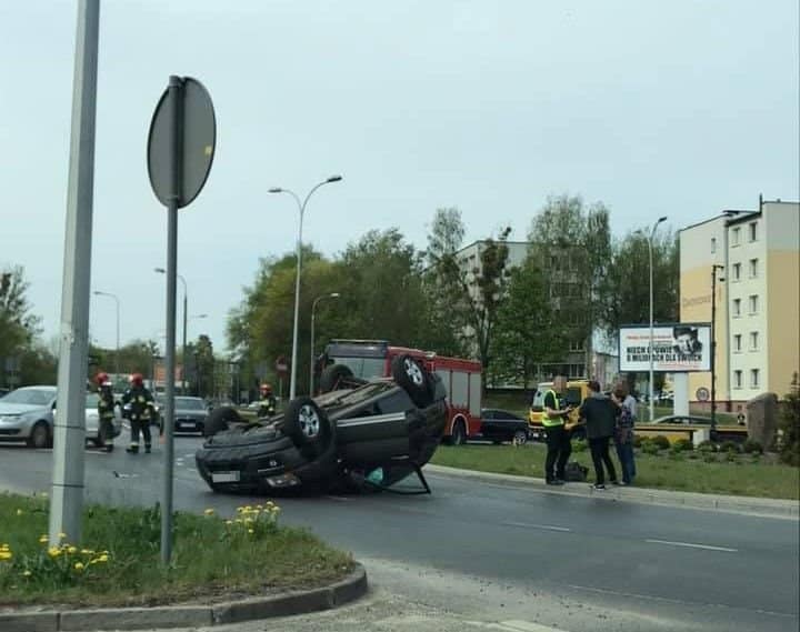 Dachowanie na rondzie w Olsztynie [FOTO] wypadek Olsztyn, Wiadomości