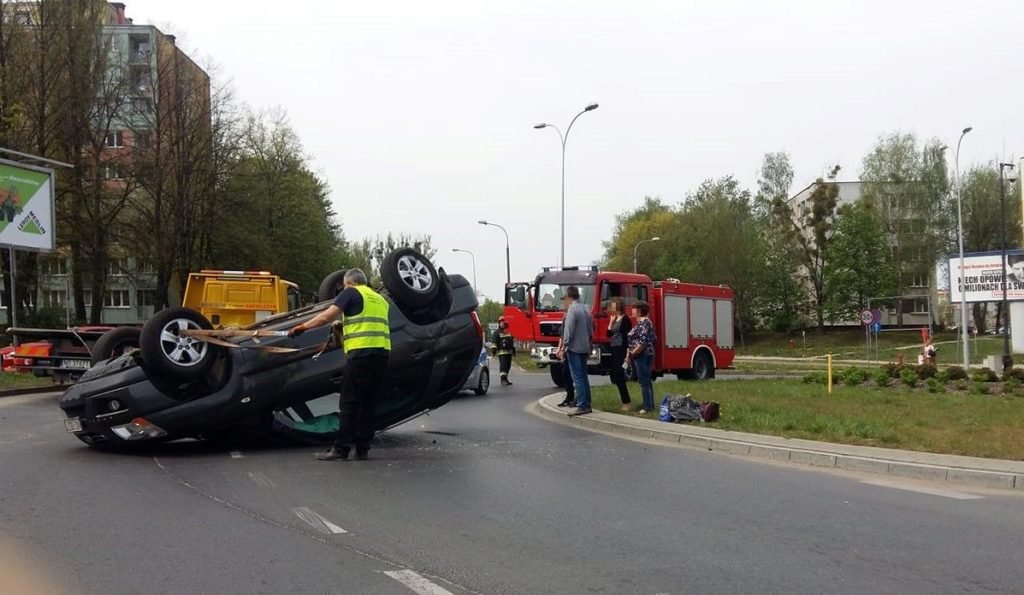 Dachowanie na rondzie w Olsztynie [FOTO] wypadek Olsztyn, Wiadomości