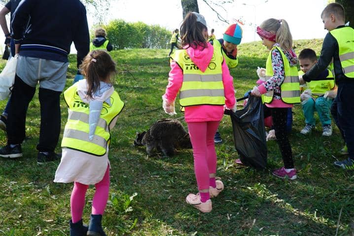 Szop Edward oraz przedszkolaki dały dziś przykład. Zbierali śmieci w Olsztynie [FOTO] Olsztyn, Wiadomości