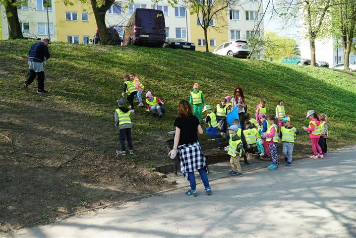 Szop Edward oraz przedszkolaki dały dziś przykład. Zbierali śmieci w Olsztynie [FOTO] Olsztyn, Wiadomości